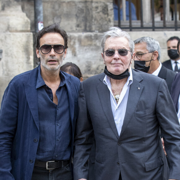 Anthony Delon, Alain Delon - Obsèques de Jean-Paul Belmondo en en l'église Saint-Germain-des-Prés, à Paris  © Cyril Moreau / Bestimage 