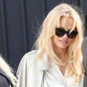 Pamela Anderson arrive au "Beverly Hills Hotel" à Los Angeles, le 31 janvier 2023.