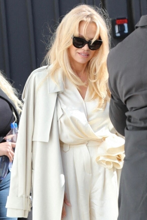 Pamela Anderson arrive au "Beverly Hills Hotel" à Los Angeles, le 31 janvier 2023.