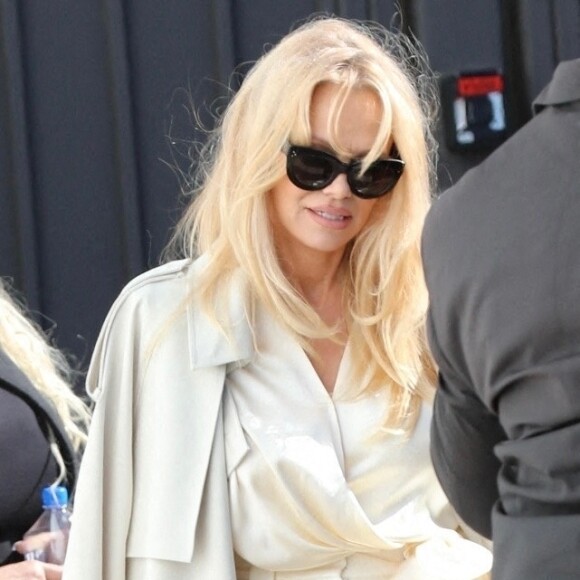 Pamela Anderson arrive au "Beverly Hills Hotel" à Los Angeles, le 31 janvier 2023.