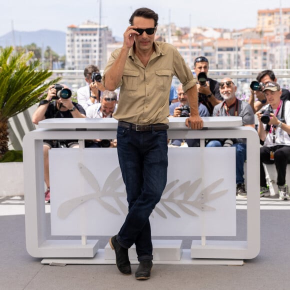 Le réalisateur Nicolas Bedos au photocall de "Mascarade" lors du 75ème Festival International du Film de Cannes, le 28 mai 2022. © Olivier Borde / Bestimage