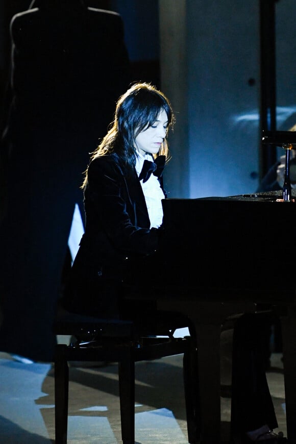 Charlotte Gainsbourg accompagne le défilé Saint Laurent Homme Prêt-à-Porter Automne/Hiver 2023-2024 au piano le 17 janvier 2023. 