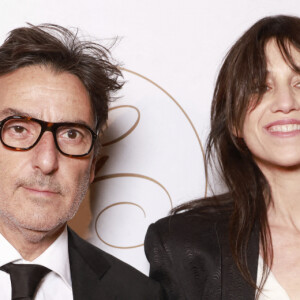 Yvan Attal, Charlotte Gainsbourg - Photocall de la 10ème édition du "Global Gift Gala 2022" au Four Seasons Hotel George V à Paris le 19 novembre 2022. Ce traditionnel dîner de charité organisé chaque année par Thierry Martino qui en assure les Relations Publiques, a pour vocation de collecter des fonds en faveur de Global Gift Foundation et de Eva Longoria Foundation. Leur mission est de venir en aide aux femmes et aux enfants partout où cela est nécessaire, notamment en soutenant financièrement des projets associatifs ciblés permettant d'améliorer le quotidien des personnes en situation de précarité. Chaque année la Fondation Global Gift choisit également une association locale afin de lui reverser une part des bénéfices de la soirée. Cette année c'est l'association " Un Rien C'est Tout " présidée par Cécile Duffau qui a été choisie. Cette association défend 4 grandes causes qui sont : le droit à la dignité, l'enfance, la santé et l'environnement. En tout ce sont plus de 190 projets réalisés et près de 3 millions d'euros collectés depuis sa création en 2016. Outre Eva Longoria, de nombreux invités ont foulé le tapis rouge. Christophe Beaugrand et Béatrice Rosen ont endossé les rôles de Maitre et Maîtresse de Cérémonie. (En français pour lui, en anglais pour elle) Pour l'animation musicale, la Fondation a pu compter sur la présence de Camille Lellouche qui a subjugué l'assistance du Global Gift Gala en reprenant quelques-uns de ses succès, ainsi que de la participation surprise d'Hélène Segara qui est montée à l'improviste sur scène pour entonner son tube " Il y a trop de gens qui t'aiment " devant un parterre d'invités conquis. Une vente aux enchères s'est déroulée sous la houlette de Julien Brunie, DG de Christie's, dévoilant des lots d'exception tels qu'une peinture d'Auguste, l'artiste phare du french pop Art, un dîner avec Eva Longoria herself ... ou bien encore une sculpture de Richard Orlinski (qui a reçu le Global Gift Utopia Award des mains d'Eva Longoria récompensant ses engagements humanitaires, tout comme l'entrepreneur espagnol, Javier Garcia qui lui a reçu le Global Gift Philanthropreneur Award) La soirée a pu être imaginée grâce au soutien des sponsors UTOPIA Avatars, (Société basée sur l'écosystème NFT utilisant la puissance de la blockchain pour amplifier sa mission de sensibilisation à la construction d'un monde plus éthique) ainsi que de la marque de bijoux APM Monaco qui a, pour l'occasion, paré Eva Longoria de magnifiques créations. Quant au diner, signé Christian Le Squer, Chef étoilé du restaurant " Le Cinq ", il fut sublimé grâce aux vins Château Enclos Haut Mazeyres, Appellation POMEROL, et les champagnes BOLL&Cie. © Christophe Aubert via Bestimage 