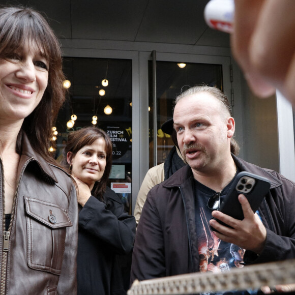 Charlotte Gainsbourg signe des autographes lors du Festival du Film de Zurich 2022, le 26 septembre 2022. © Future-Image via Zuma Press/Bestimage