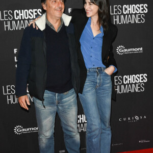 Yvan Attal et sa compagne Charlotte Gainsbourg - Avant-première du film "Les Choses Humaines" au cinéma UGC Normandie à Paris le 23 novembre 2021. © Coadic Guirec/Bestimage 