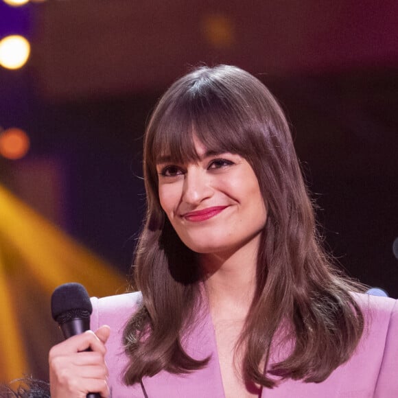 Exclusif - Prix Spécial - Clara Luciani, chant - Enregistrement de l'émission "Symphonie pour la vie, Spéciale Pièces Jaunes" aux Folies Grüss à Paris, diffusée le 4 février sur France 3. Le 12 janvier 2022 © Cyril Moreau / Bestimage