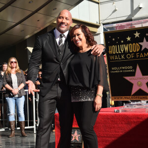 Dwayne Johnson et sa mère Ata Johnson - Dwayne Johnson reçoit son étoile sur le walk of Fame à Hollywood, le 13 décembre 2017.