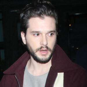 Kit Harington signe des autographes à des fans à New York le 3 février 2023.