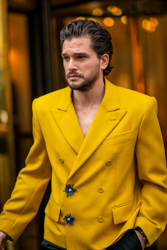 Exclusif - Kit Harington à la sortie de l'hôtel Le Bristol Paris lors de la Fashion Week de Paris, le 19 janvier 2023.