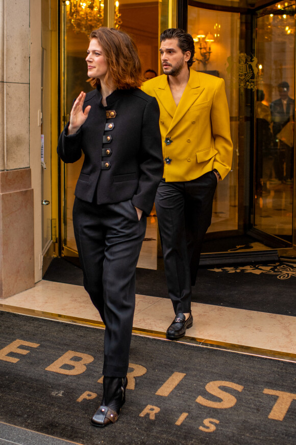 Exclusif - Kit Harington et sa femme Rose Leslie à la sortie de l'hôtel Le Bristol Paris lors de la Fashion Week de Paris, France, le 19 janvier 2023.