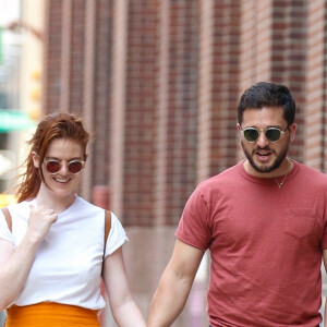 Kit Harington et sa femme Rose Leslie main dans la main lors d'une promenade romantique dans le centre-ville de Manhattan à New York City, New York, Etats-Unis, le 6 juillet 2021.