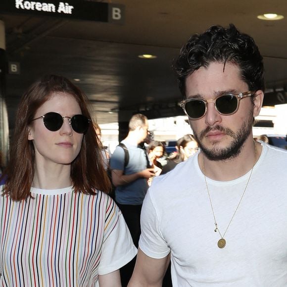 Kit Harington et sa femme Rose Leslie, main dans la main, prennent un avion à l'aéroport de Los Angeles, le 6 janvier 2020. 