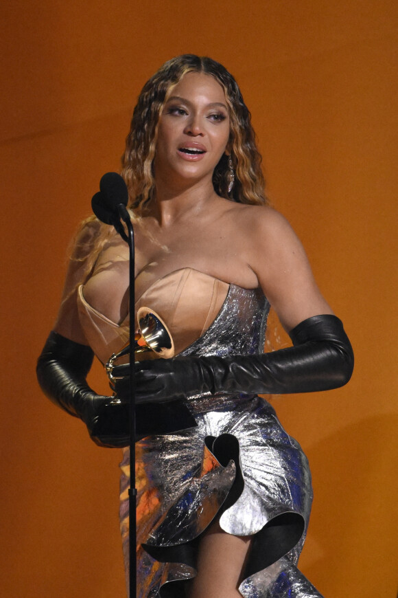 Beyoncé recevant le prix du meilleur album dance/musique électronique aux Grammy Awards à Los Angeles le 5 février 2023