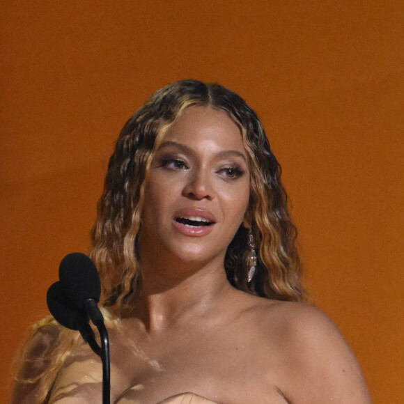 Beyoncé recevant le prix du meilleur album dance/musique électronique aux Grammy Awards à Los Angeles le 5 février 2023