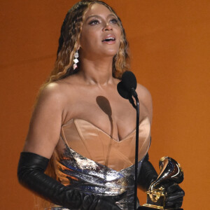 Beyoncé recevant le prix du meilleur album dance/musique électronique aux Grammy Awards à Los Angeles le 5 février 2023