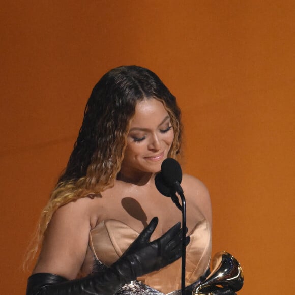 Beyoncé recevant le prix du meilleur album dance/musique électronique aux Grammy Awards à Los Angeles le 5 février 2023