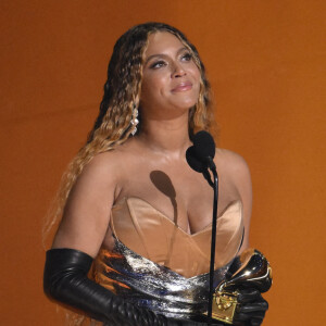 Beyoncé recevant le prix du meilleur album dance/musique électronique aux Grammy Awards à Los Angeles