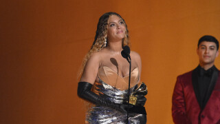 Beyoncé époustouflante : arrivée en retard, colère des fans mais record pulvérisé aux Grammy Awards !