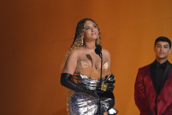 Beyoncé recevant le prix du meilleur album dance/musique électronique aux Grammy Awards à Los Angeles