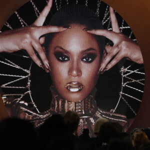 Beyoncé recevant le prix du meilleur album dance/musique électronique aux Grammy Awards à Los Angeles le 5 février 2023