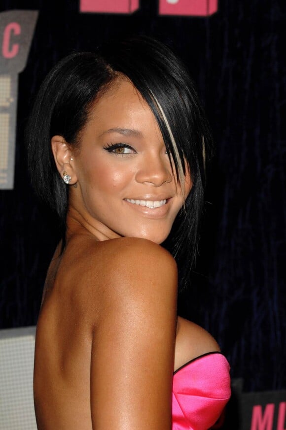 Rihanna : Elle a tout coupé et a été l'une des première à adopter le carré court !