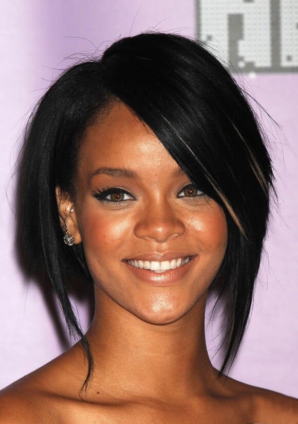 Rihanna : Une coupe au carré stylisée, la petie a déjà bien grandi !