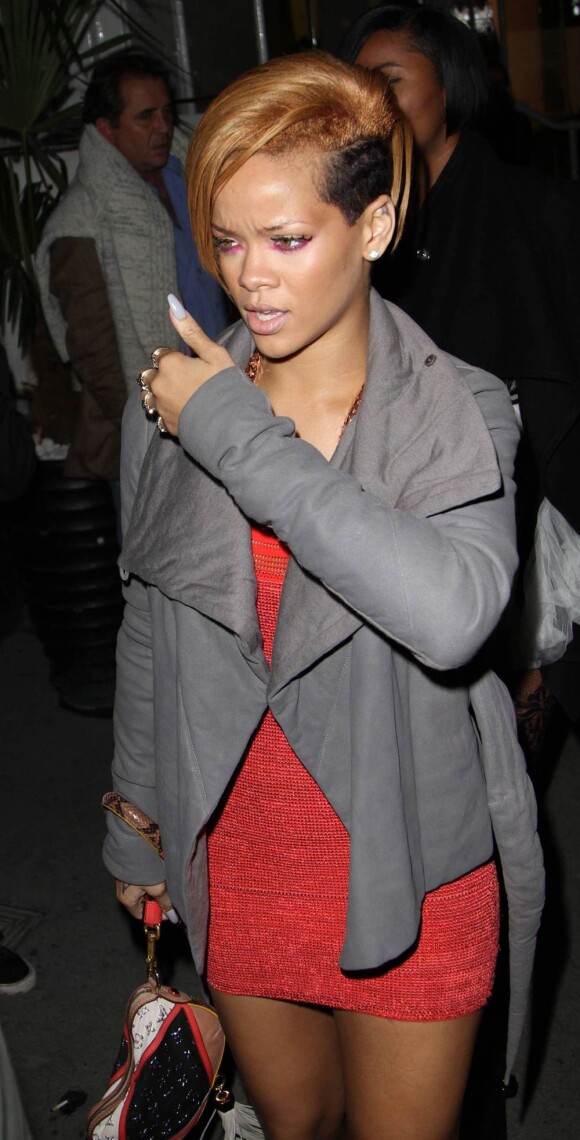 Rihanna : Cheveux à moitié rasés, Riri s'est révélée. 