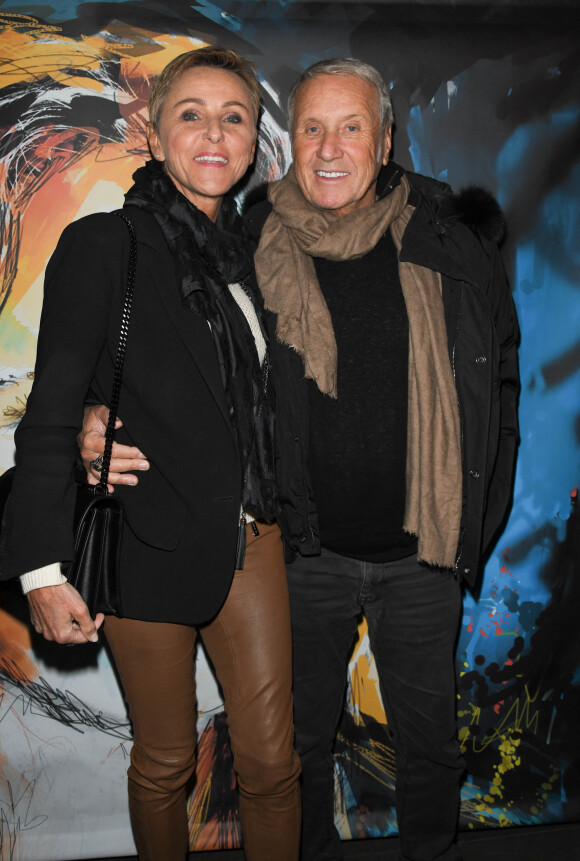 Exclusif - Yves Rénier avec sa femme Karin - Générale de la pièce "Groenland" avec Géraldine Danon au théâtre "La Scala" à Paris le 8 novembre 2019. © Coadic Guirec/Bestimage 