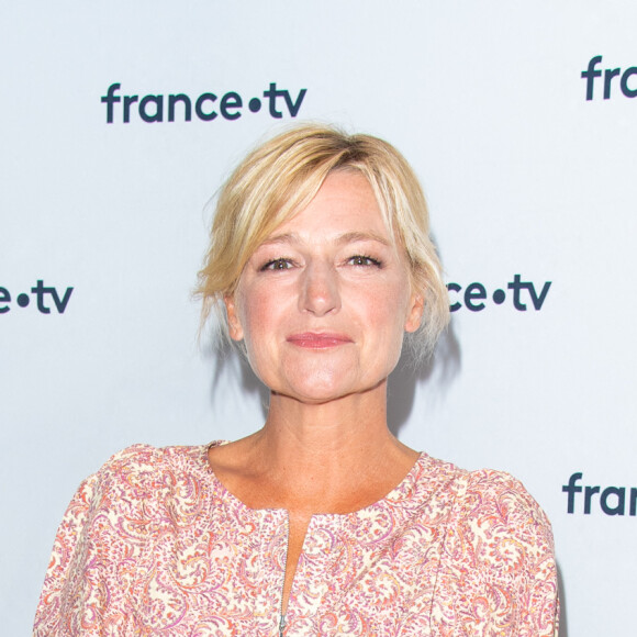 Anne-Elisabeth Lemoine lors du photocall dans le cadre de la conférence de presse de France Télévisions au Pavillon Gabriel à Paris, France, le 24 août 2021. © Pierre Perusseau/Bestimage