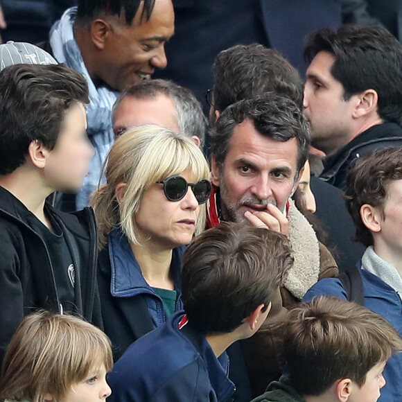 Marina Foïs, son mari Eric Lartigau et leurs enfants Lazare et Georges - Match de football entre le Psg et Montpellier au Parc des Princes à Paris le 22 avril 2017. © Cyril Moreau/Bestimage