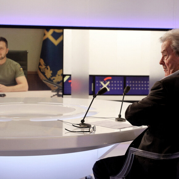 Exclusif - Alain Delon s'est entretenu par visio avec le président ukrainien Volodymyr Zelensky dans les locaux de TV5 Monde à Paris, France, le 8 septembre 2022. © Dominique Jacovides/Bestimage