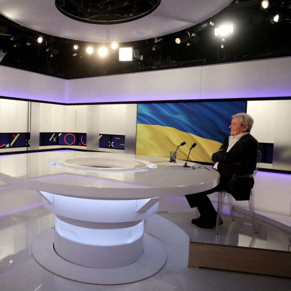 Exclusif - Alain Delon s'est entretenu par visio avec le président ukrainien Volodymyr Zelensky dans les locaux de TV5 Monde à Paris, France, le 8 septembre 2022. © Dominique Jacovides/Bestimage