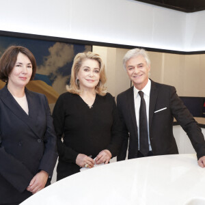 Exclusif - Natalia Omelchenko (femme de l'ambassadeur d'Ukraine) , Catherine Deneuve et Cyril Viguier - C.Viguier recevait Catherine Deneuve - Paris le 19/12/2022 - Après Alain Delon, Catherine Deneuve s'engage à son tour pour la cause de l'Ukraine contre l'invasion russe. L'actrice, dont les apparitions médiatiques sont rares, a accepté de participer à une émission spéciale de TV5 Monde, produite et présentée par Cyril Viguier, qui sera diffusée fin janvier dans 200 pays et en 22 langues, ainsi qu'à la télévision publique ukrainienne. Pour l'occasion, elle déclamera un poème hautement symbolique, L'Espérance, écrit en 1880 par la grande poétesse Lessia Oukraïnka après la déportation de sa tante en Sibérie par le régime des tsars. Après l'enregistrement de la séquence, le I9 décembre, Catherine Deneuve s'est entretenue avec l'épouse de l'ambassadeur d'Ukraine à Paris et s'est inquiétée des conditions de survie de ses compatriotes durant l'hiver. © Jack Tribeca / Bestimage