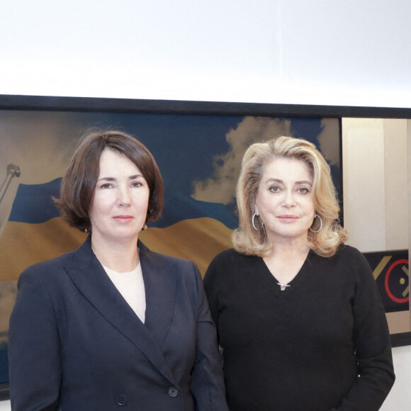 Exclusif - Natalia Omelchenko (femme de l'ambassadeur d'Ukraine) et Catherine Deneuve - C.Viguier recevait Catherine Deneuve - Paris le 19/12/2022 -Après Alain Delon, Catherine Deneuve s'engage à son tour pour la cause de l'Ukraine contre l'invasion russe. L'actrice, dont les apparitions médiatiques sont rares, a accepté de participer à une émission spéciale de TV5 Monde, produite et présentée par Cyril Viguier, qui sera diffusée fin janvier dans 200 pays et en 22 langues, ainsi qu'à la télévision publique ukrainienne. Pour l'occasion, elle déclamera un poème hautement symbolique, L'Espérance, écrit en 1880 par la grande poétesse Lessia Oukraïnka après la déportation de sa tante en Sibérie par le régime des tsars. Après l'enregistrement de la séquence, le I9 décembre, Catherine Deneuve s'est entretenue avec l'épouse de l'ambassadeur d'Ukraine à Paris et s'est inquiétée des conditions de survie de ses compatriotes durant l'hiver. © Jack Tribeca / Bestimage