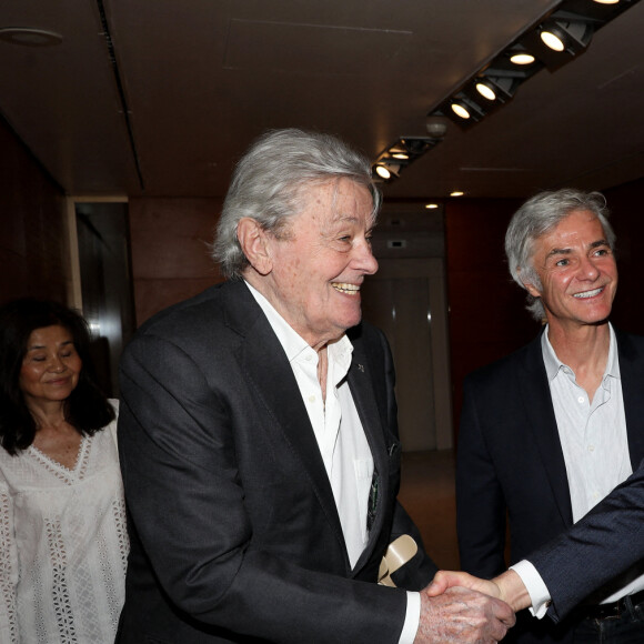 Exclusif - Alain Delon lors d'un tournage avec Cyril.Viguier sur la terrasse du siège de Vivendi à Paris le 8 juillet 2022. Alain Delon se mobilise pour l'Ukraine en récitant des extraits de "Notre âme ne peut pas mourir" du poète et héros national ukrainien, Taras Chevtchenko. Produit par Cyril.Viguier, le tournage s'est déroulé dans les locaux et sur la terrasse du siège de Vivendi à Paris. © Dominique Jacovides / Bestimage