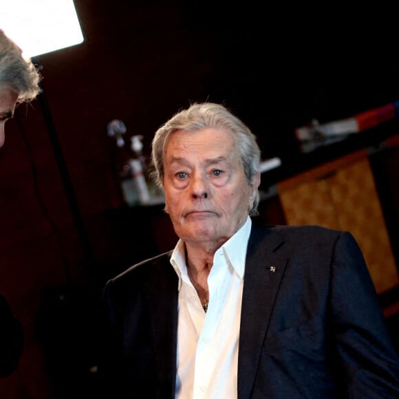 Exclusif - Alain Delon lors d'un tournage avec Cyril.Viguier sur la terrasse du siège de Vivendi à Paris le 8 juillet 2022. Alain Delon se mobilise pour l'Ukraine en récitant des extraits de "Notre âme ne peut pas mourir" du poète et héros national ukrainien, Taras Chevtchenko. Produit par Cyril.Viguier, le tournage s'est déroulé dans les locaux et sur la terrasse du siège de Vivendi à Paris. © Dominique Jacovides / Bestimage