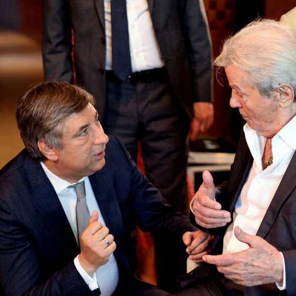 Exclusif - Alain Delon lors d'un tournage avec Cyril.Viguier sur la terrasse du siège de Vivendi à Paris le 8 juillet 2022. Alain Delon se mobilise pour l'Ukraine en récitant des extraits de "Notre âme ne peut pas mourir" du poète et héros national ukrainien, Taras Chevtchenko. Produit par Cyril.Viguier, le tournage s'est déroulé dans les locaux et sur la terrasse du siège de Vivendi à Paris. © Dominique Jacovides / Bestimage