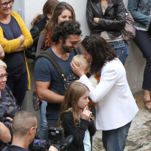 Natasha St-Pier, Grégory Quillacq avec leur fils Bixente soutiennent l'association "Petit Coeur de Beurre" lors du week-end de la Cardiopathie Congénitale à la caserne des pompiers de Malar à Paris le 1er octobre 2016.