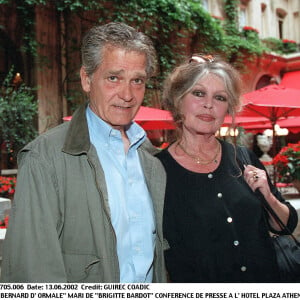 Bernard d'Ormale et Brigitte Bardot en conférence de presse à l'hôtel Plaza Athénée à Paris le 13 juin 2002