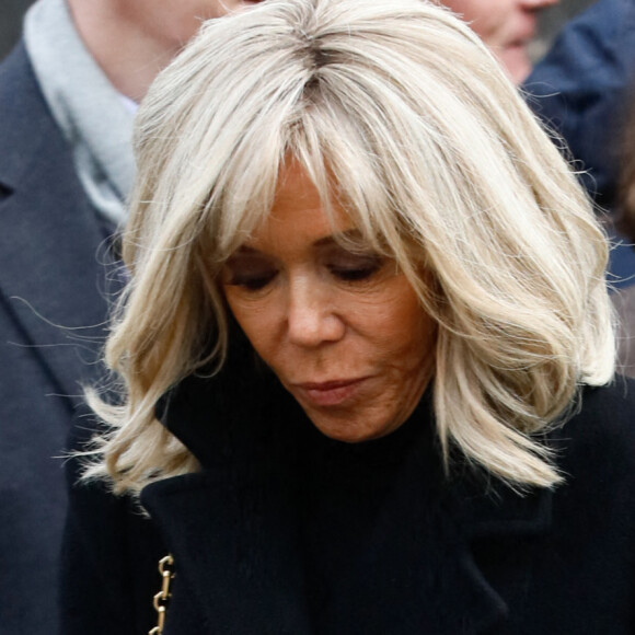 La première dame Brigitte Macron et José Pietroboni, chef du protocole - Sorties des obsèques de Philippe Tesson en l'église Saint-Germain des-Prés à Paris le 10 février 2023. © Christophe Clovis / Bestimage