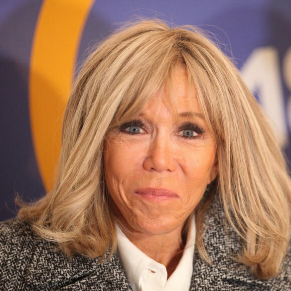 Brigitte Macron visite les locaux de l'association e-enfance à Paris le 8 février 2023. L'Association e-Enfance protège les mineurs sur internet et informe sur les dangers potentiels (cyberharcèlement, revenge porn...) © Jonathan Rebboah / Panoramic / Bestimage