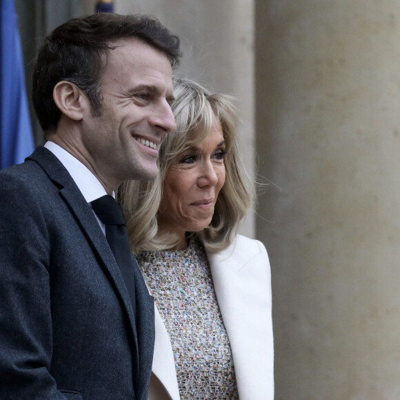 Le président français Emmanuel Macron, accompagné de la première dame, Brigitte Macron, reçoit son homologue de la République de la Côte d'Ivoire Alassane Ouattara et son épouse Dominique pour un déjeuner de travail au palais de l'Elysée, à Paris, le 25 janvier 2023. © Stéphane Lemouton / Bestimage