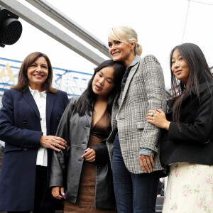 Exclusif - No Web - Anne Hidalgo, Maire de Paris, Laeticia Hallyday et ses filles Jade et Joy - Inauguration de l'esplanade "Johnny Hallyday" et de la statue "Quelque chose de ..." de l'artiste Bertrand Lavier sur le parvis de la salle de concert AccorHotels Arena Paris Bercy à Paris. © Borde-Jacovides-Moreau / Bestimage