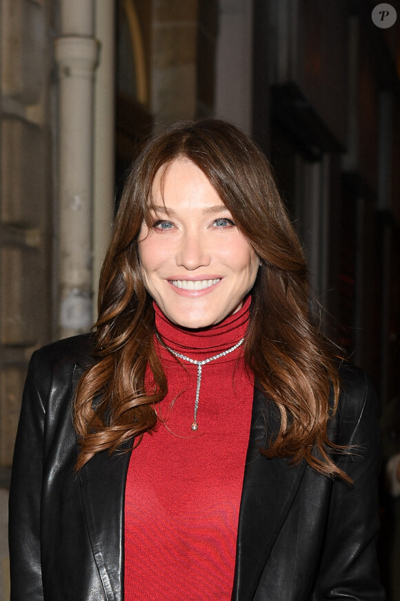 Exclusif - Carla Bruni, accompagnée de son amie Farida Khelfa, arrive au défilé de mode Haute-Couture Jean-Paul Gaultier, au siège parisien du couturier, lors de la Fashion Week Printemps-été 2023 de Paris. Le 25 janvier 2023.