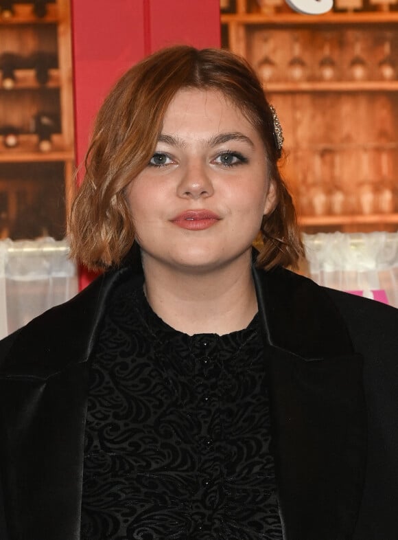 Louane - Avant-première du film Netflix "Emily in Paris" saison 3 au Théâtre des Champs Elysées à Paris. © Coadic Guirec/Bestimage