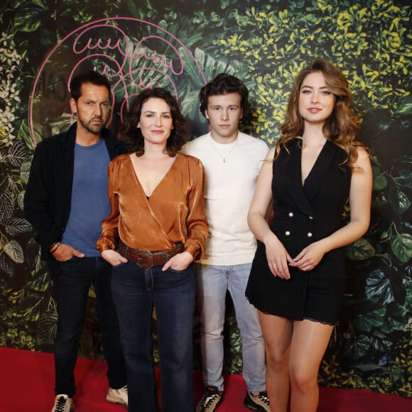 Exclusif - Lucien Belves, Frédéric Diefenthal, Elsa Lunghini et Pola Petrenko lors d'une séance photo pour la série "Ici tout commence" lors de la 5ème saison du festival International des Séries "Canneseries" à Cannes, France, le 2 avril 2022. © Denis Guignebourg/Bestimage 