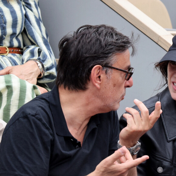 Charlotte Gainsbourg, son compagnon Yvan Attal dans les tribunes lors des Internationaux de France de Tennis de Roland Garros 2022. Paris, le 5 juin 2022. © Dominique Jacovides/Bestimage