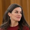 Letizia d'Espagne : Femme fatale en cuir rouge, elle fait tourner les têtes en solo dans un look 100% recyclé