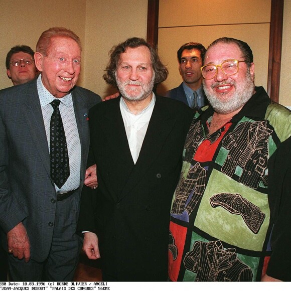 Dépossédé de ses biens à la suite d'une arnaque, il vit aujourd'hui du RSA.
Charles Trenet, Jean-Jacques Debout et le chanteur Carlos au Palais des Congrès. Paris.