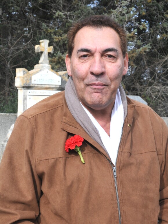 Deux ans avant de mourir, il avait rédigé un nouveau testament dans lequel il rayait ses proches.
Georges El Assidi, ancien secrétaire particulier et légataire universel de Charles Trenet, commémore le 19e anniversaire de sa disparition au cimetière de l'Ouest à Narbonne. Le 19 février 2020.